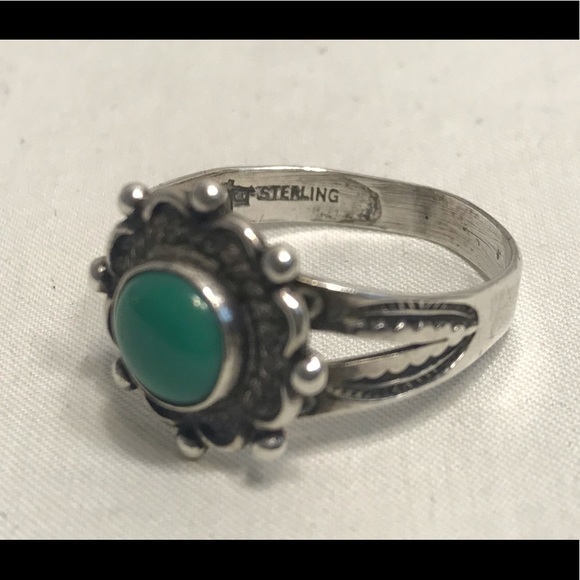 silver ring with green emerald - Picture 1 of 5